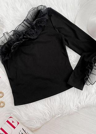 Блуза с воланами на одно плечо