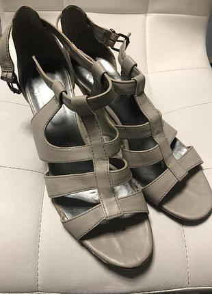 Стильні босоніжки clarks