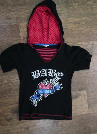 Яскрава стильна футболка з капюшоном