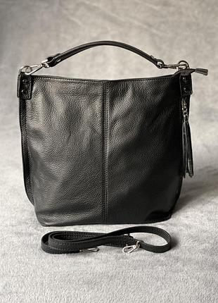 Вместительная чёрная кожаная сумка с кистью, италия