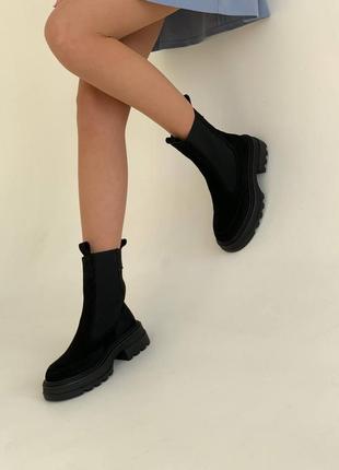 Черные натуральные замшевые демисезонные деми ботинки челси трендовые с резинками на резинках без молнии грубой подошве платформе весна4 фото