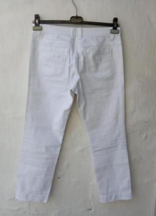 Класні базові білі звужені джинси.8 фото