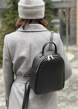 Шкіряний невеличкий чорний рюкзак, італія