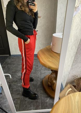 Красные женские спортивные штаны джоггеры3 фото