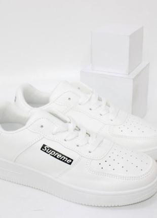 Білі кросівки скейтера на шнурках