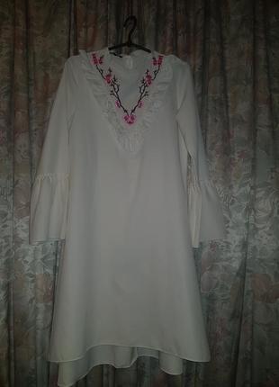 Платье с вышивкой