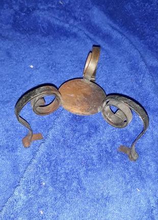 Кованый старинный посвечник из метала подставка для свечки ссср фигурный маленикий железный2 фото