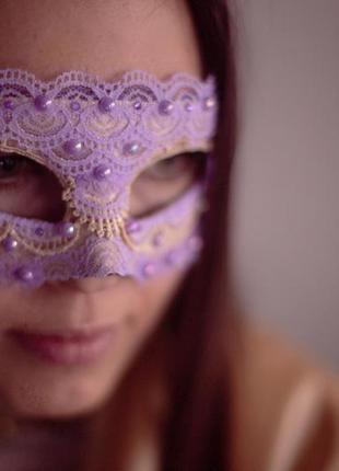 Маска ніжно -бузкового кольору з перлами.