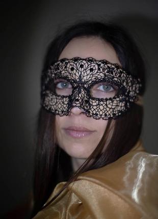 Жіноча карнавальна маска з чорним мереживом9 фото