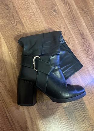 Кожаные ботфорды темно-зеленого цвета на устойчивых и мегаудобных каблуках