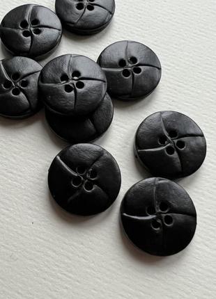 Пуговица из оливкового дерева цветок черная 20мм дерево