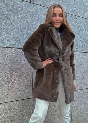 Шубка на шелковой подкладке, застегивается на крючки.