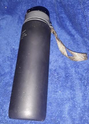 Спортивна пляшка для води з поїльником/захистом на шнурку powcan 560 мл — чорна2 фото