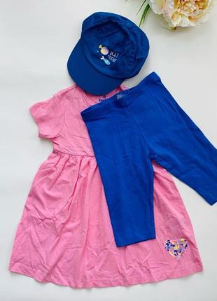 Комплект із 3 одиниць: платячко (туніка), укорочені лосінки синього кольору, кепочка на голову.2 фото