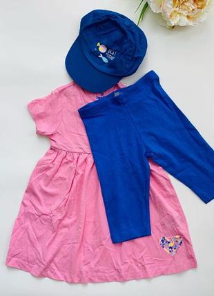 Комплект із 3 одиниць: платячко (туніка), укорочені лосінки синього кольору, кепочка на голову.3 фото