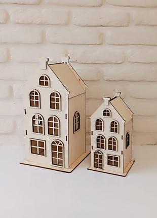 Домик из дерева в европейском стиле для создания новогодней инсталляции.