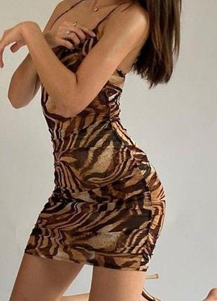 Коричневое платье kismet с принтом тигра с рюшами и бюстом4 фото