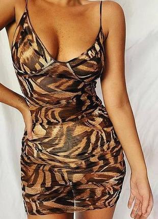 Коричневе плаття kismet з принтом тигра з рюшами та бюстом3 фото
