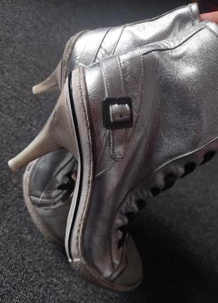 Брендовые кожаные и не привычные кеды на каблуке серебряного цвета в стиле гранж4 фото