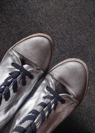 Брендовые кожаные и не привычные кеды на каблуке серебряного цвета в стиле гранж6 фото