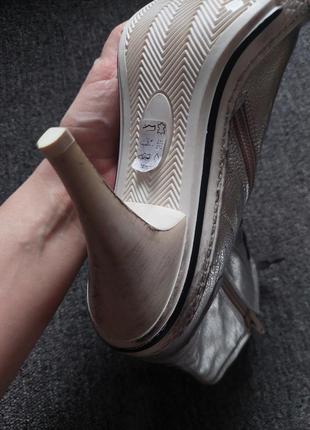 Брендовые кожаные и не привычные кеды на каблуке серебряного цвета в стиле гранж3 фото