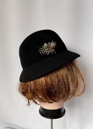 Kangol чёрная шляпка с пером2 фото