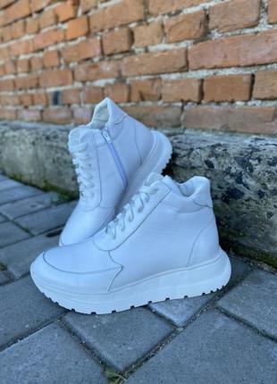 Жіночі кросівки шкіряні зимові білі emirro 010 хутро