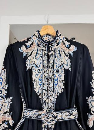 Красивое платье в золотисто-синий орнамент, длина миди8 фото