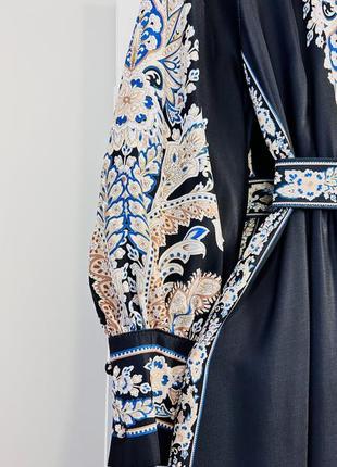 Красивое платье в золотисто-синий орнамент, длина миди10 фото