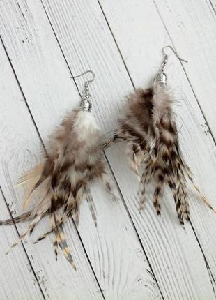 Серьги из натуральных перьев петуха серо-коричневого цвета4 фото