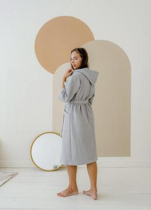 Жіночий вафельний натуральний халат із капюшоном і кишенями сірий