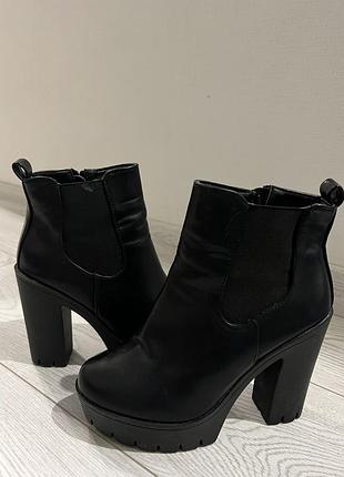 Продам женские ботинки
