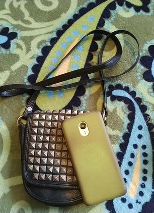 Сумочка маленька,  з довгим паском.