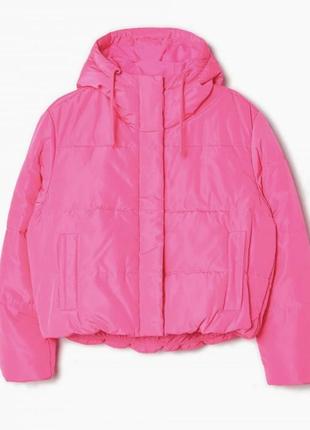 Яскраво рожева вкорочена куртка пуффер, пуховик з капюшоном cropp1 фото