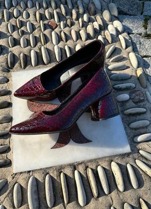 Екслюзивні туфлі лодочки з італійської шкіри рептилія бордо на підборах7 фото