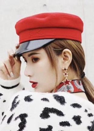 Червона кепка з козирком