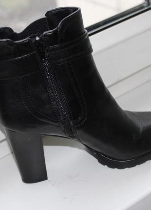 Чёрные демисезонные ботинки на устойчивом каблуке4 фото
