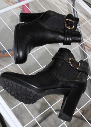 Чёрные демисезонные ботинки на устойчивом каблуке2 фото