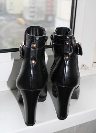 Чёрные демисезонные ботинки на устойчивом каблуке5 фото