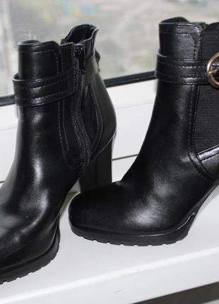 Чорні демісезонні черевики на стійкому підборі