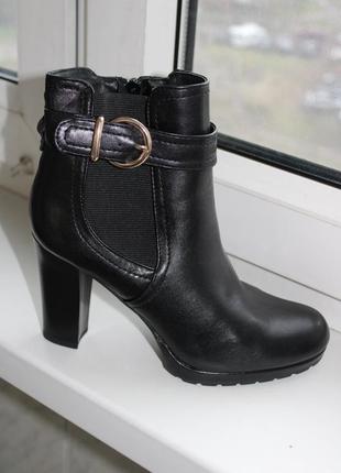 Чёрные демисезонные ботинки на устойчивом каблуке7 фото