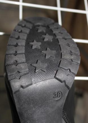 Чёрные демисезонные ботинки на устойчивом каблуке8 фото