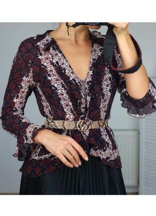 Блузка шовкова блуза зміїний принт легка жіноча блузка винного кольору марсала блузка з оборкою з воланами  шифонова блузка
