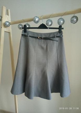 Красивая однотонная серая юбка миди клиньями1 фото