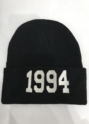 Чорна шапка трикотажна 1994 / молодіжна з підворотом із текстом з написом з цифрами4 фото