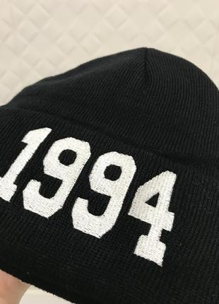 Чорна шапка трикотажна 1994 / молодіжна з підворотом із текстом з написом з цифрами5 фото