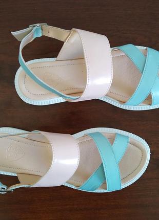 Босоніжки натуральна шкіра. р-р 36, устілка 23.5 см