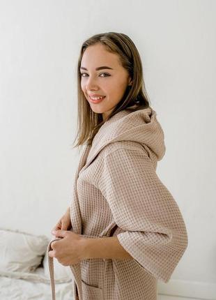 Женский вафельный натуральный халат с капюшоном и карманами бежевый4 фото