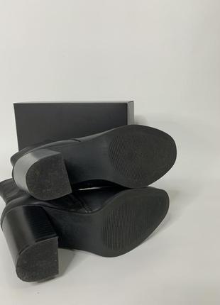 Сапоги черные демосезонные на каблуке средней высоты5 фото