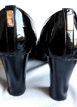 Шикарні лакові туфлі, чорні, устілка - шкіра3 фото